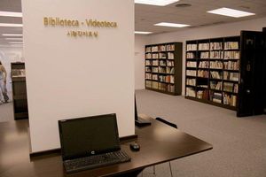 대한민국에 관련된 모든 서적, 잡지 및 DVD, CD등이 구비되어있는 도서관의 모습.