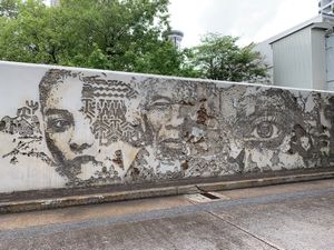 포르투갈의 거리 예술가 Vhils(빌스)가 대사관 담장에 설치한 벽화
