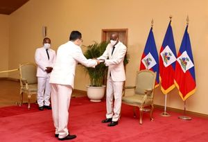 조브넬 모이즈 대통령(오른쪽)에게 신임장을 제정하는 구원검 대사(2020년 8월)