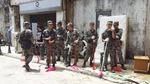 태풍 하토 이후 마카오 거리를 청소하는 중국 인민해방군 주마카오부대 병력
