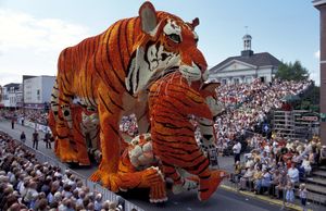 2002년 쥔더르트 꽃 퍼레이드에서 우승한 클라인-쥔더르트세 헤이칸트의 'Moederskroost'