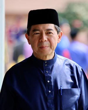 2023년 바주 멜라유를 입고 있는 총리실 및 재정경제부 II 장관인 아민 리우 압둘라