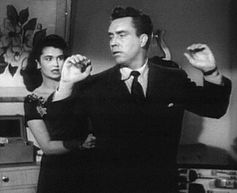 말라 라쿠비안이 정보를 얻으러 온 비글로우를 위협하고 있다.