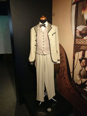 루보르 토코시(Lubor Tokoš)의 시몬 하트(Simon Hart) 의상