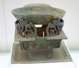 서한 시대에 술을 데우는 데 사용된 그릇과 화로.