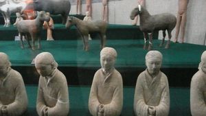 현대 시안시(고대 장안) 근처에 있는 한 경제 (재위 기원전 156–141년)의 능에서 발굴된 비단 옷을 입은 가축과 여성 하인의 도자기 인형