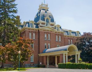 NETC 도서관은 Burlando 홀에 위치해 있습니다.