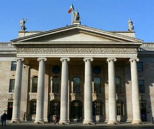 1818년에 완공된 더블린 중앙우체국의 그리스 양식 육주 기둥 포르티코. 영국 왕실 문장은 킹스 인과 아일랜드 의회의 문장과 유사하며, 독립 이후 제거되었다.