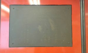 1980년 2월 12일, 알렉산드라 공주가 수정 초기 시스템 개통을 기념하기 위해 세운 명판.