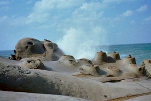 예류는 대만 북부 해안에 위치한 반도로, 해양 침식으로 인해 해안선을 따라 형성된 기이한 모양으로 유명하다.