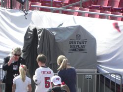 레이몬드 제임스 스타디움의 즉시 재경기 부스