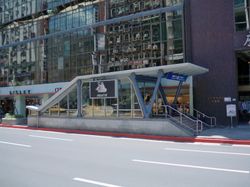 중샤오둔화역 5번 출구