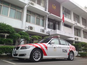 국도 경찰국의 경찰차, 빨간색과 흰색 줄무늬가 특징이다