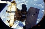 STS-41-G에서 ERBS 배치 중