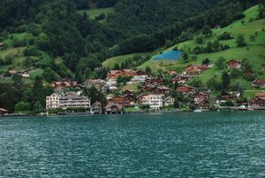 툰 호수 옆의 메를리겐 마을