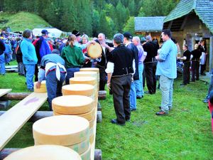 여름이 끝나고 소를 겨울을 나기 위해 계곡으로 이동하는 것을 기념하는 Justistal의 연례 Käseteilet(치즈 나누기).