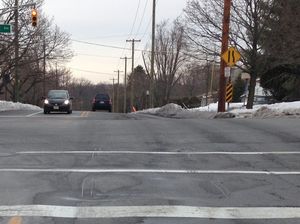 이 교차로에서 노면에 매설된 차량 감지를 위한 톱질 루프 감지기. 이 사진의 하단 부분에 있는 루프 감지기 실런트의 직사각형 모양으로 볼 수 있다.