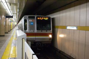 2013년, 승강장으로 접근하는 모토마치·주카가이행 열차