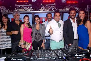 칸은 2012년 DJ Magazine 런칭 행사에서 샤자한 파담시, Shailendra Singh, 아비셰크 카푸르 그리고 소피 초드리와 함께.