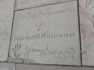 지미 듀란트의 코, 손자국, 그리고 그라우만스 차이니즈 극장(Grauman's Chinese Theatre) 앞에 있는 서명