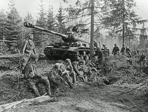 IS-2 중전차가 숲을 통과하고 있다