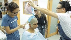 슈퍼히어로 영화 Mugamoodi (2012) 메이크업을 위해 홍콩에서 8시간 동안 머리 캐스팅 세션을 갖는 지바