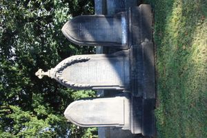 진 카델의 묘, 딘 묘지