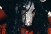 돼지 가면을 쓴 아만다 영