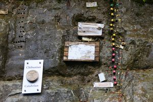 지바 단면에 설치된, 치바절과 칼라브리아절의 시대 경계를 나타내는 골든 스파이크. 오른쪽의 색으로 구분된 말뚝은 지구의 지자기 역전이 일어났음을 나타내는 지층의 경계를 나타낸다.