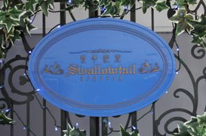 최초의 집사 카페로 알려진 스왈로우테일의 간판(도쿄 이케부쿠로)