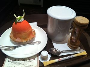 스왈로우테일 브랜드의 제과점 파티세리 스왈로우테일에서 제공하는 차와 케이크