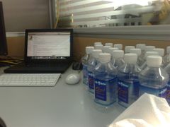 "5100" 브랜드 생수. 승객은 도시 간 열차표를 제시하면 무료 생수 1병을 받을 수 있습니다.