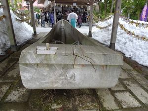 신잔 신사(아키타현)의 통나무배. 굵은 목재 자원의 고갈과 배 목수의 고령화로 인해, 이 통나무배가 오가 지방의 마지막 한 척이 되었다. 나이테 무늬를 보면, 나이테가 촘촘하고 비중이 무거운 쪽이 아래로 가도록 만들어져 있어, 수면에서의 배의 안정성을 높이는 것을 알 수 있다.