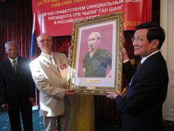 쯔엉떤상이 베트남 주재 소련 전문가 임무 참전 용사 지도자에게 호찌민 초상화를 증정하고 있다.