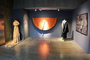 톰슨의 개인 소장품인 실크 의상으로, 뮤지컬 왕과 나에 사용되었다.