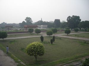 라호르, 파키스탄의 샬리마르 정원 중 하나의 차르바그 정원, 전형적인 차르바그 레이아웃을 보여준다.