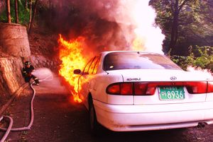 차량 화재를 진압하는 소방관