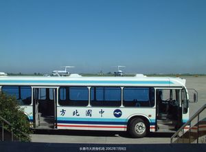 2002년 공항 활주로, 여러 대의 중국 북방 항공 MD-82 항공기가 주기되어 있다.