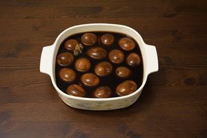 간단한 조리법에서는, 양념 국물에 담그기 전에 껍질을 벗겨버린다.