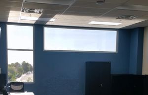 빛을 위로 굴절시키는 주광 반사 필름