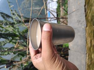 직접 담근 창이 담긴 금속 비커