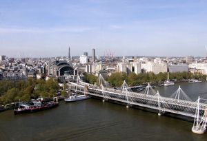 채링크로스역으로 오가는 기차는 헝거포드 다리를 건너 템스강을 건너간다.