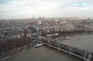 채링크로스역을 출발하여 템스강을 건너는 열차