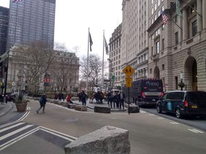 Charging Bull은 볼링 그린 북쪽에 있다.