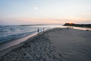 노턴 포인트, 에드카운 타운, 채퍼퀴딕의 웝푸아 포인트 사이 지역. 2022년부터 2023년까지 해안선이 붕괴되어 카타마 만이 남쪽의 대서양으로 열린 곳이다.