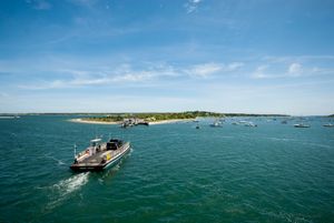 On Time II가 본토인 마서스 비니어드와 채퍼퀴딕을 오가며 승객을 수송하고 있다.