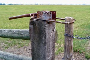 추가적인 지렛대를 제공하여 게이트의 장력을 더 쉽게 만드는 게이트 래치의 한 유형