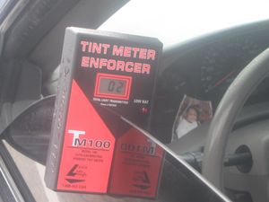 2%의 빛 투과율로 측정된 불법 창문 틴팅 차량 사진.