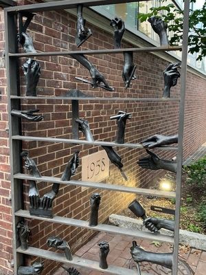 애덤스 가족의 씽이 보이는 찰스 애덤스 미술관 게이트