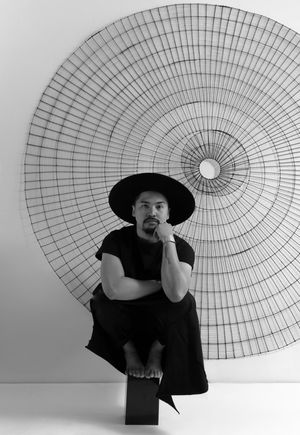 철사 예술가 Racso Jugarap이 그의 작품 Carmen과 함께